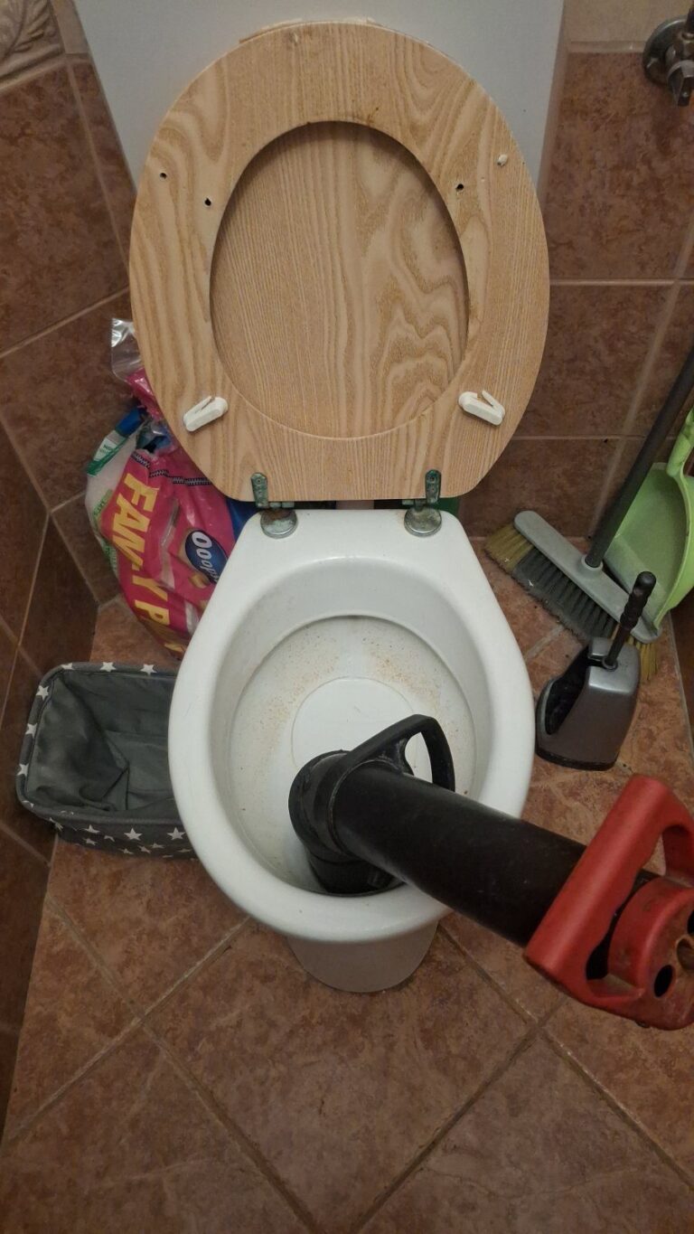 WC-dugulás elhárítása vákuumos pumpával Pusztazámoron – Pusztazámor – Goldner Zoltán és csapata referencia